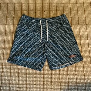 Brand: Vineyard Vines 
Size: Medium
Color: Blue